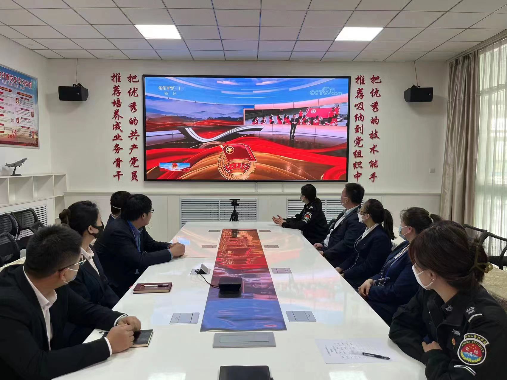 甘肃省民航机场集团团员青年集中观看庆祝中国共产主义青年团成立100周年大会